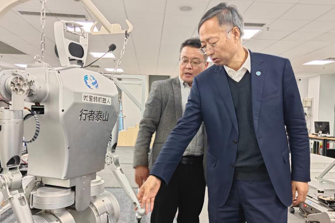 遼寧大學(xué)黨委書記、中國工程院院士潘一山，蒞臨優(yōu)寶特指導(dǎo)工作