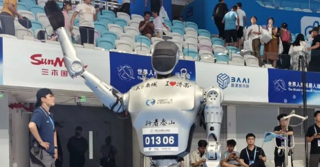濟南造“行者泰山”100米表演賽奪得第一！2025世界人形機器人運動會開幕