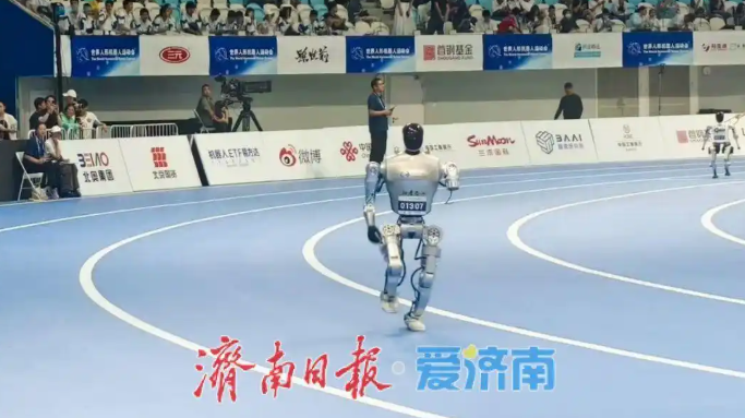 斷臂跑完1500米全程，濟南造機器人平衡能力刷屏