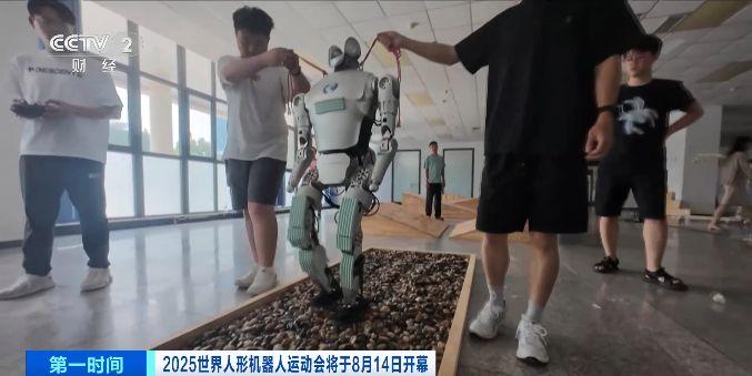 世界人形機器人運動會進入倒計時，100米障礙賽如何完成？央視記者探營