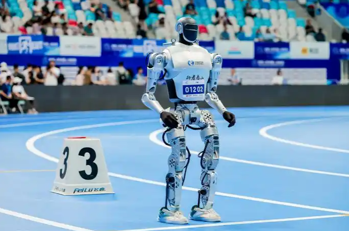 穩(wěn)穩(wěn)跨過30厘米柵欄！濟南機器人“行者泰山”100米障礙賽贏得第4、5名