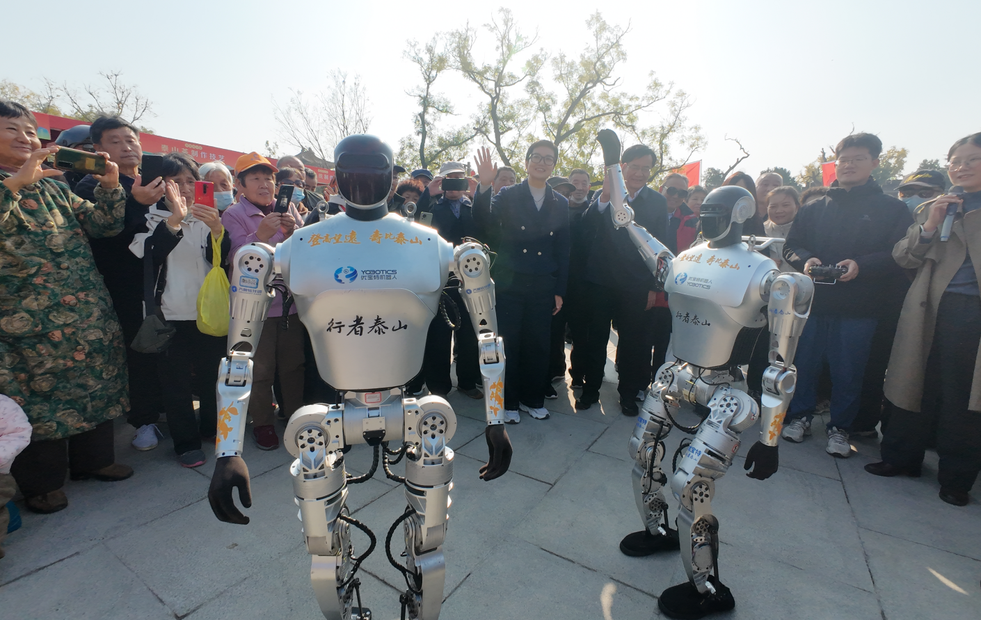 “行者泰山”以“重陽科技使者”與“國泰民安祈福官”的雙重身份，登臨岱廟廣場，參與全國“我們的節(jié)日·重陽”主題文化活動